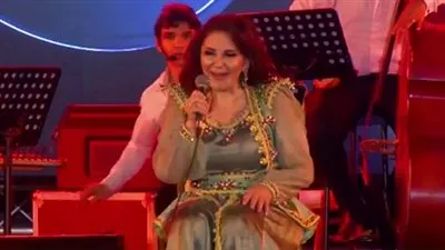 ميادة الحناوي تتعرض لموقف محرج وتسقط على المسرح .. واستكملت حفلها جالسة! (فيديو)