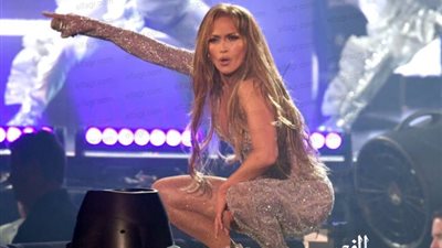 جينيفر لوبيز تصل مطار القاهرة استعدادًا لحفلها بالساحل الشمالي (صور)