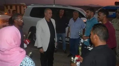 محافظ البحر الأحمر يتابع توزيع الورود والشنط صديقة البيئة على الزوار بالكمين الجنوبي (صور) 