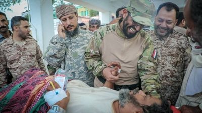 هاني بن بريك يزور مصابي معارك عدن