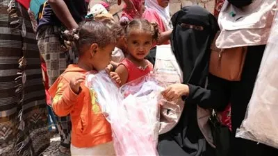 مركز الملك سلمان يوزع كسوة العيد على الأيتام في سقطرى