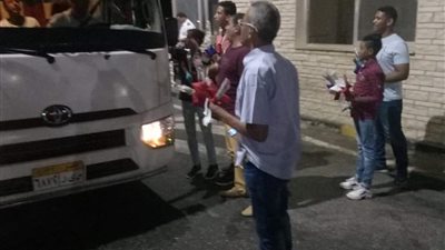 لتهنئة بعيد الأضحى: توزيع ورد وشنط بديلة الأكياس البلاستيك على الزائرين بكمائن الغردقة (صور) 