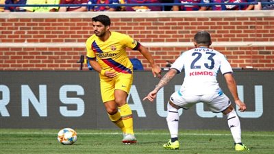 إشارة مهينة من مدافع نابولي لمهاجم برشلونة (فيديو) 