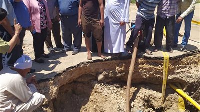 محاولات لإصلاح كسر ماسورة مياه الشرب الرئيسية بـ