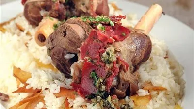 السر في التتبيلة.. طريقة عمل الفتة الضاني بصلصة الطماطم