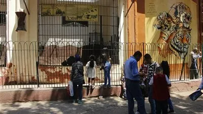 في أول أيام العيد.. إقبال كثيف من المواطنين على بيت الأسد بحديقة الحيوان (صور)