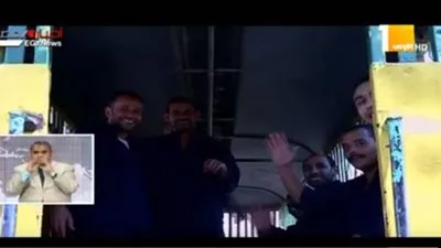 بفرحة عارمة.. المفرج عنهم بعفو رئاسي يهتفون: 