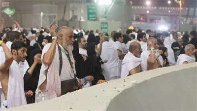 بأول أيام التشريق.. الحجاج يرمون الجمرات في منى