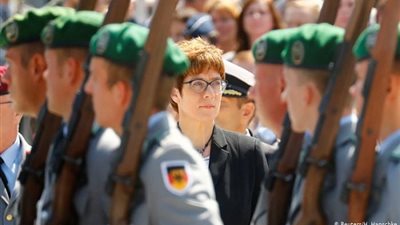 وزير الدفاع الألماني يبحث عن حل سريع للجنود لاستخدام القطارات مجانًا