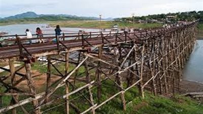 أطول جسر خشبي في تايلاند على شفا الانهيار في مواجهة الأمطار الغزيرة