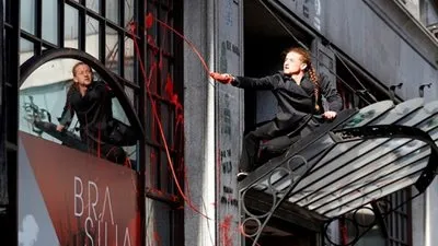 متظاهري المناخ بلندن يلطخون السفارة البرازيلية بالدم الأحمر