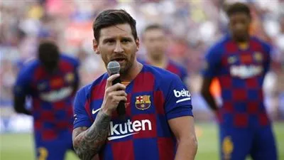 ميسي يستعطف لاعبا لعدم الانتقال إلى ريال مدريد