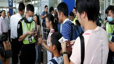 المتظاهرون يعتذرون عن تعطل مطار هونج كونج