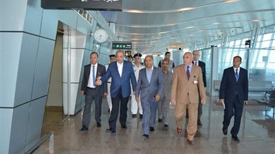 وزير الطيران المدني يتفقد مبنى الركاب ١ و ٢ بمطار الغردقة الدولي (صور) 