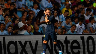 نجم ريال مدريد: لا يهمنا خسارة برشلونة.. ومودريتش تعرض للظلم