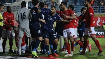 مشادة بين لاعبي الأهلي وبيراميدز عقب نهاية المباراة