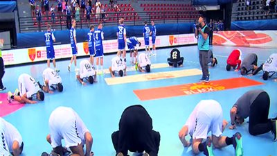 عندما شجع النيجيريون منتخب مصر في نصف نهائي مونديال اليد للناشئين (صور)