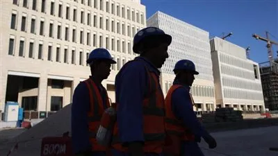 قطر تعترف بانتهاكات حقوق العمال ومكتب الاتصال يسارع بحذف البيان