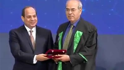 الرئيس السيسي يكرم اثنين من علماء جامعة المنصورة باحتفالية عيد العلم ٢٠١٩