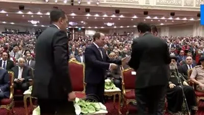 وزير التعليم العالي يهدي الرئيس السيسي درع عيد العلم