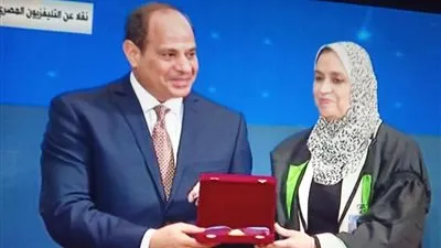 السيسى يكرم أستاذة بجامعة أسيوط في 