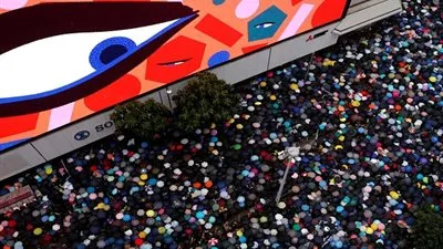 هونج كونج تستعد لمزيد من الاحتجاجات بعد مظاهرة سلمية ضخمة