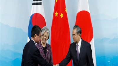 وزير الخارجية الصيني يلتقي بنظراءه اليابانيين والكوريين