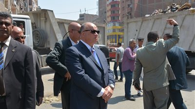 محافظ القاهرة يوقف مدير النظافة ورئيس فرع الهيئة بالمطرية عن العمل ويحيلهما للتحقيق