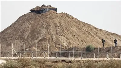 قوات الاحتلال تطلق النيران على فلسطيني قرب السياج الحدودي