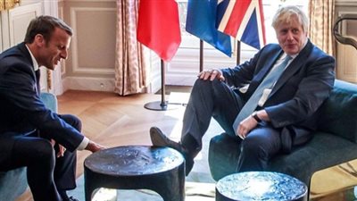 تعرف على سبب وضع بوريس جونسون قدمه على الطاولة أمام 