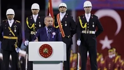 أردوغان يقيل رؤساء بلديات ويوزع اتهامات