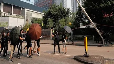 شرطة هونج كونج تطلق الغاز المسيل للدموع على المتظاهرين