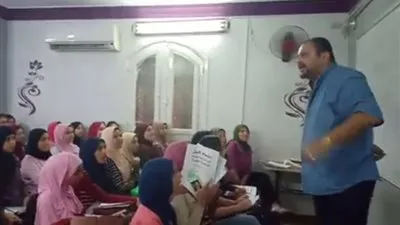 مدرس لغة عربية يتبع سلوكا غريبا في تعليم الإعراب (فيديو) 