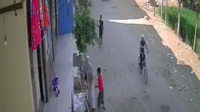 على طريقة المصارعة الحرة.. رجل يتعدى على طفل بطريقة عنيفة في الشرقية (فيديو)