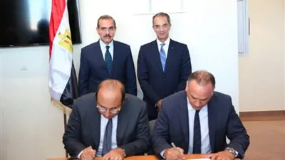 وزير الاتصالات ومحافظ أسيوط يشهدان توقيع عقد بين 