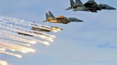 طيران التحالف يستهدف مركبة قيادي حوثي في صعدة (بالفيديو)