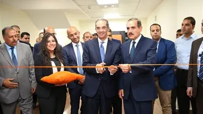 وزير الاتصالات يفتتح مركز خدمة عملاء 