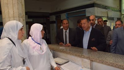 محافظ بني سويف يكافئ التمريض ويحيل أطباء مستشفى اهناسيا للتحقيق: لازم  الكل يراعي  ضميره (صور)