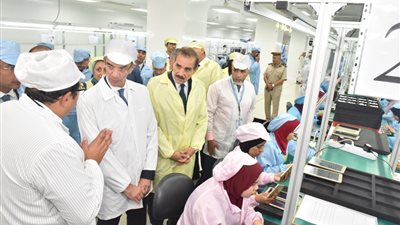 وزير الاتصالات يتفقد مصنع سيكو لإنتاج الهواتف المحمولة بأسيوط ويشهد توقيع اتفاقية لتوسعته