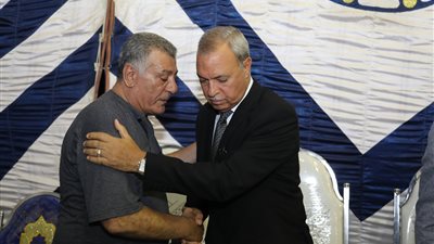 محافظ قنا يقدم واجب العزاء لأسرة شهيد القوات المسلحة بقرية المحروسة