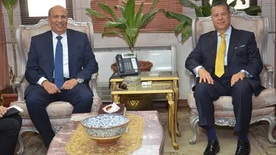 محافظ بني سويف يبحث مع رئيس التنمية الصناعية حلول مشكلات الإستثمار والمستثمرين (صور) 