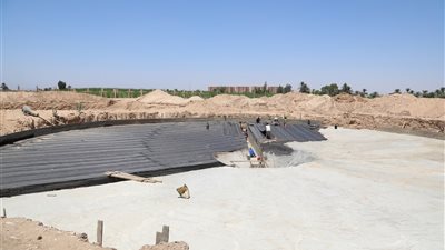 محافظ قنا يتفقد انشاءات مشروعات الصرف الصحي بالوقف ونجع حمادي