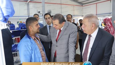 وزير القوى العاملة يطمئن على أوضاع العمال وأجورهم بمصنع 
