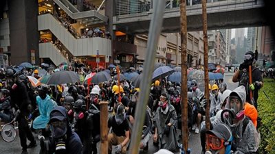 زعيمة هونج كونج ترحب بالحوار لكنها لن تنفذ المطالب