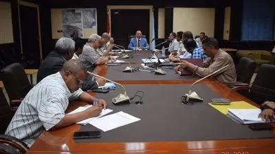 محافظ البحر الأحمر يستعرض سبل تطوير مركز معلومات شبكات المرافق (صور)