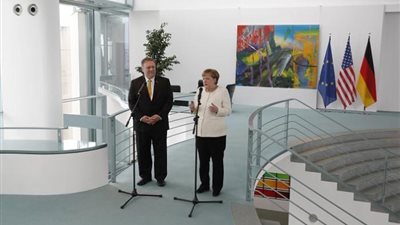 بومبيو وميركل يتفقان على منع امتلاك إيران سلاحا نوويا