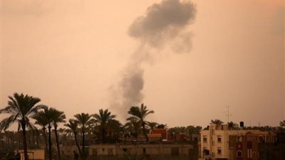 الجيش الإسرائيلي يقصف موقعا للفصائل الفلسطينية وسط قطاع غزة