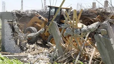 محافظ قنا يقود حملة مكبرة لإزالة التعديات على الأراضي الزراعية بدشنا