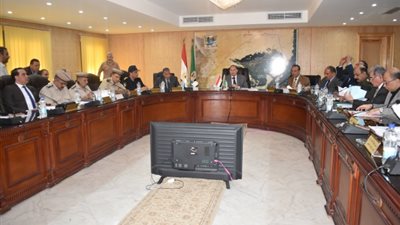 خلال المجلس التنفيذي محافظ الفيوم يشدد على تنفيذ الخطط ومتابعة الأعمال بمختلف القطاعات (فيديو وصور)