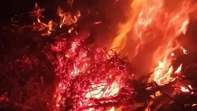 السيطرة على حريق بأكوام القش والحطب بعزبة في طوخ (صور) 